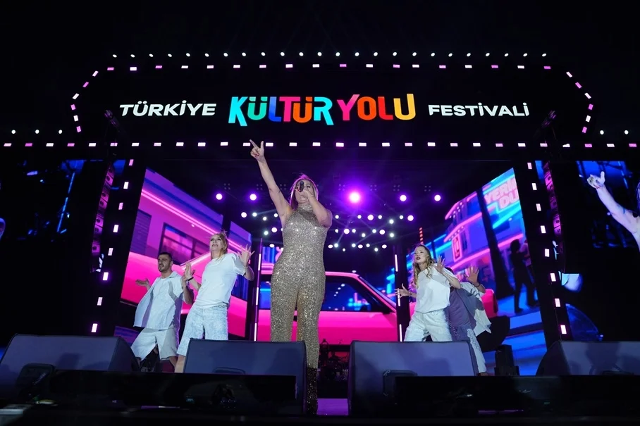 Demet Akalın Bursa'da Milyonları Coşturdu: Kültür Yolu Festivali Görkemli Başladı