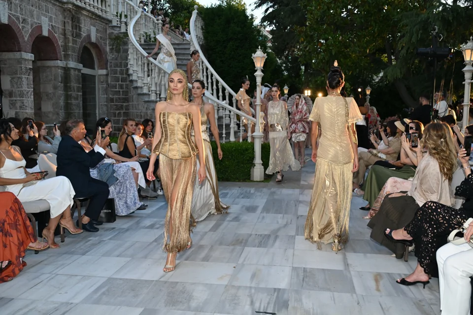 Tuba Ergin'in Büyükada'daki Defilesi Karbonsuz Moda Sektörüne Örnek Oldu