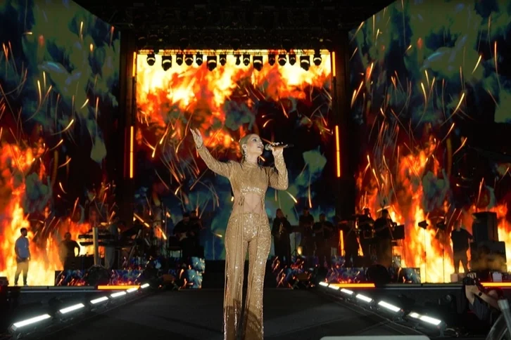 Derya Uluğ'dan Bursa'ya Coşkulu Veda: Kültür Yolu Festivali'nde Unutulmaz Gece