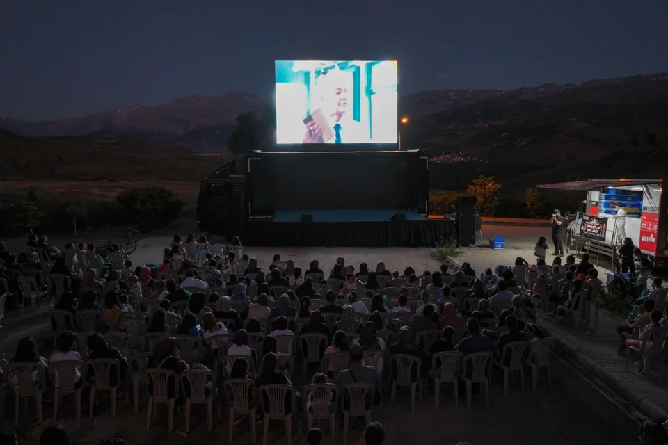 Konya'da Sinema Tırı İlçeleri Geziyor: Yaz Akşamları Beyaz Perdeyle Renkleniyor