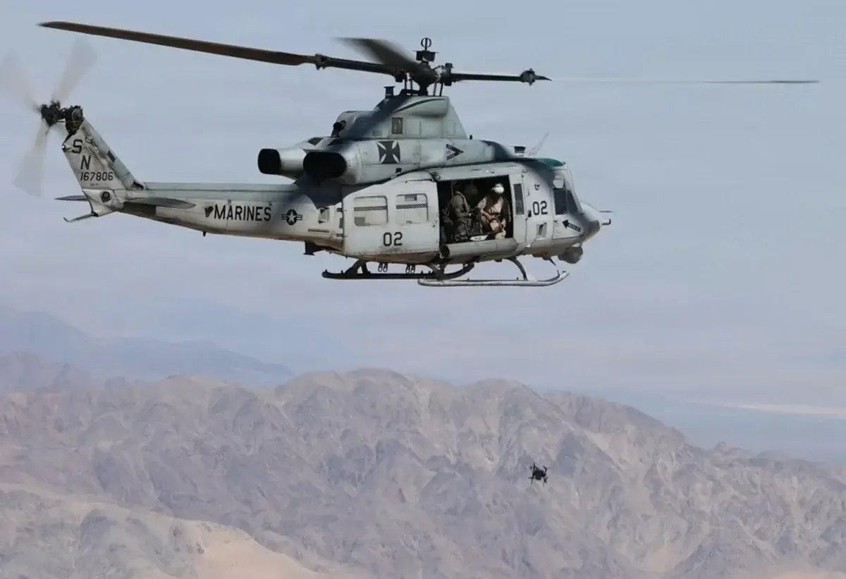 ABD Deniz Piyadeleri, UH-1 helikopterini havadan İHA komuta merkezine dönüştürdü