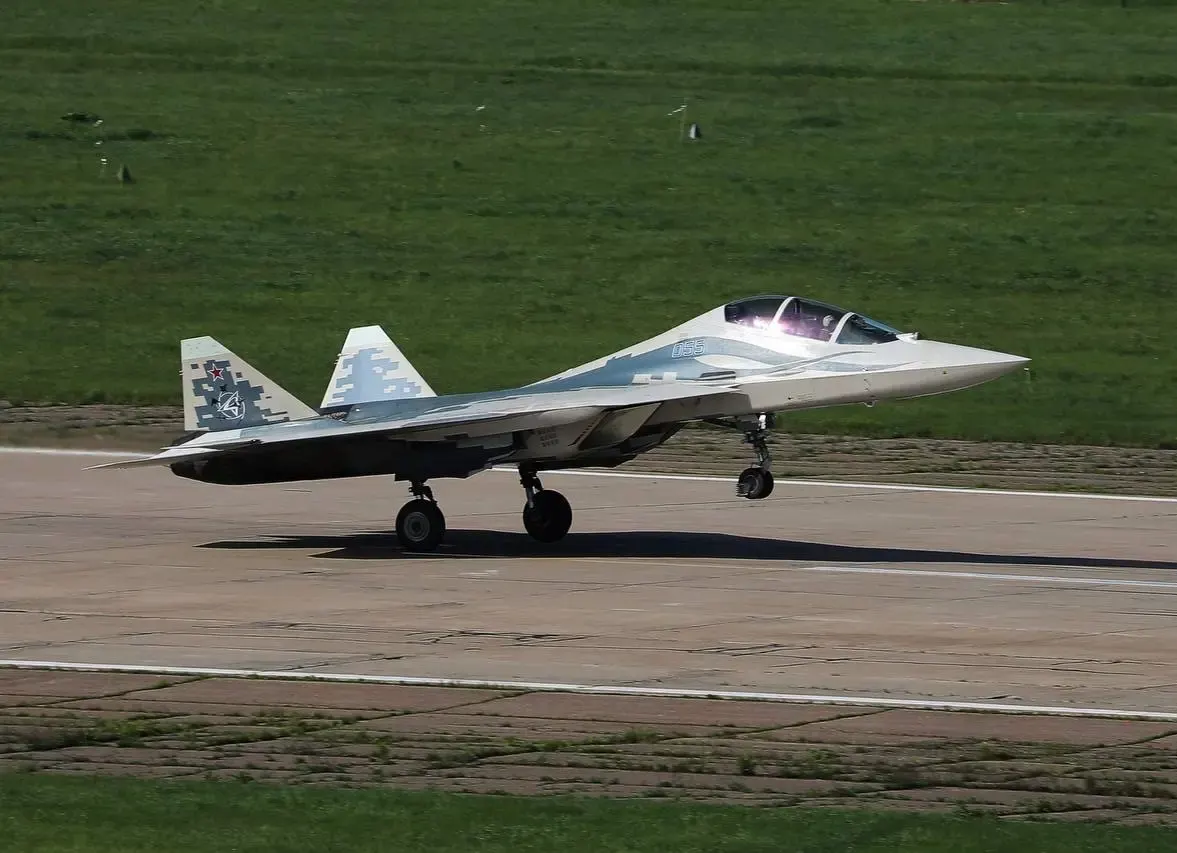 Rusya’nın çift koltuklu Su-57 prototipi ilk test uçuşunu tamamladı