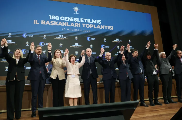 AK Parti'ye Üç Belediye Başkanı Daha Katıldı, Rozetleri Erdoğan Taktı