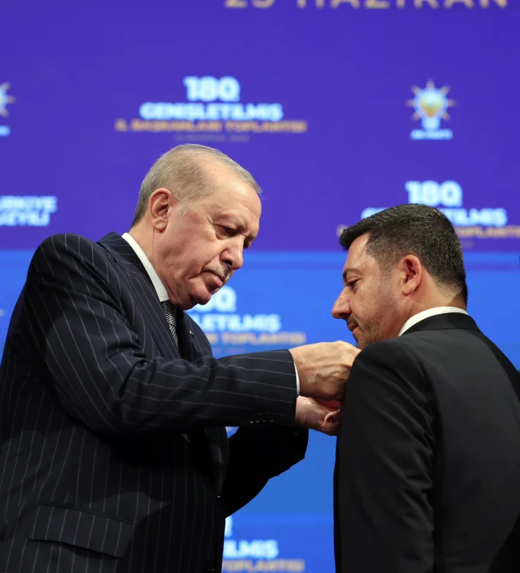 AK Parti'ye Üç Belediye Başkanı Daha Katıldı, Rozetleri Erdoğan Taktı