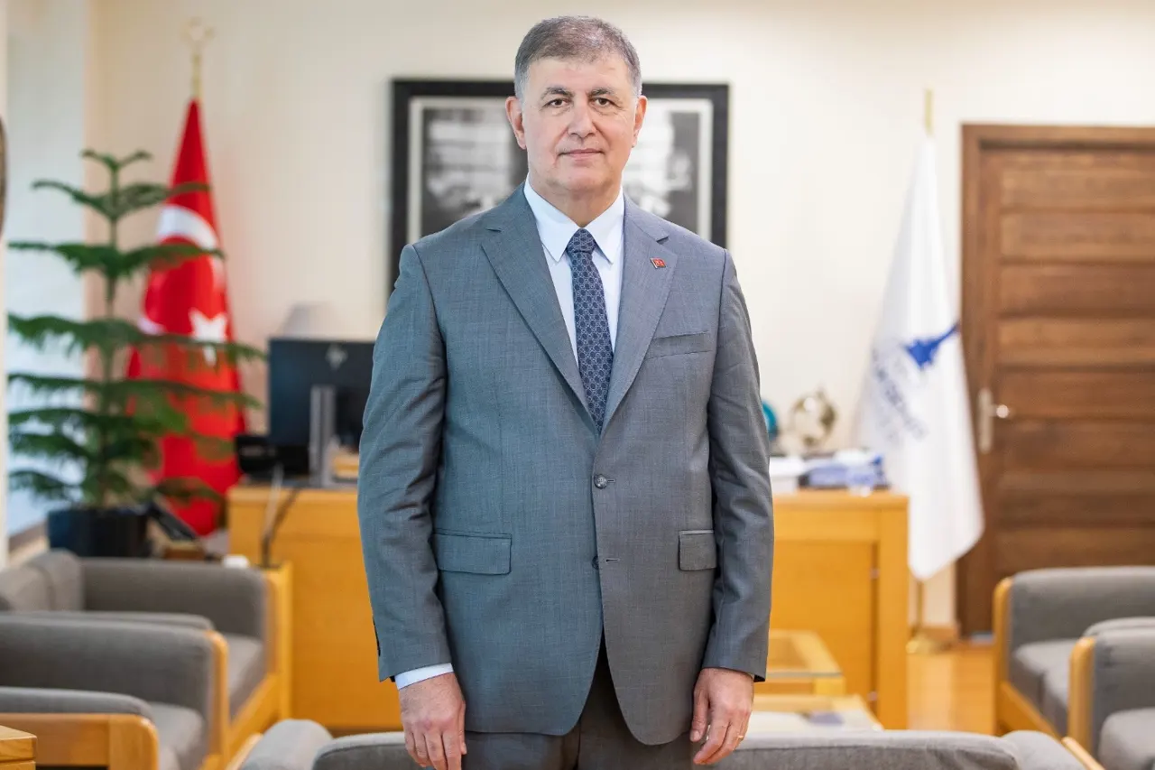 İzmir Büyükşehir Belediye Başkanı Cemil Tugay CHP'den İstifa Etti