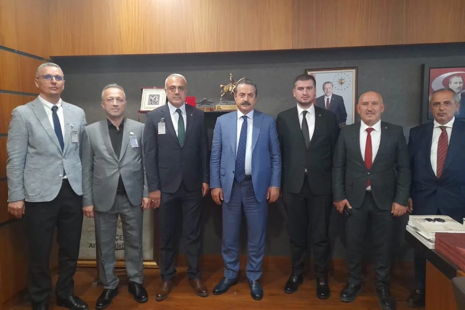 AK Parti Artvin Teşkilatından Milletvekili Çelik'e Ziyaret: Yatırımlar ve Projeler Değerlendirildi