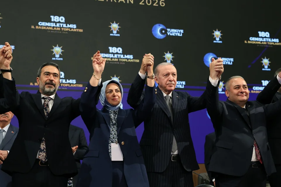 AK Parti'ye Üç Belediye Başkanı Daha Katıldı, Rozetleri Erdoğan Taktı