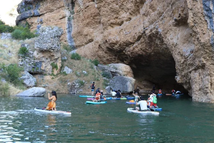 Takoran Vadisi, Su Sporcularının Yeni Gözdesi Oldu: Eşsiz Doğada Kürek Çekme Deneyimi