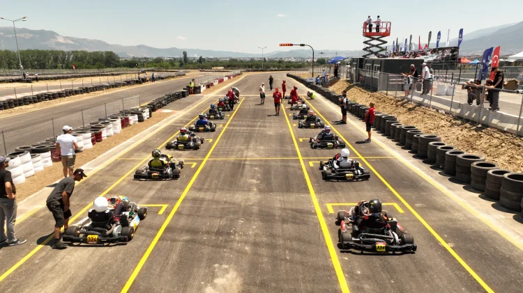 Bursa'da Gençler Pisti Adrenalinle Doldurdu: Ulusal Karting Şampiyonası Üçüncü Ayak Yarışları Başladı