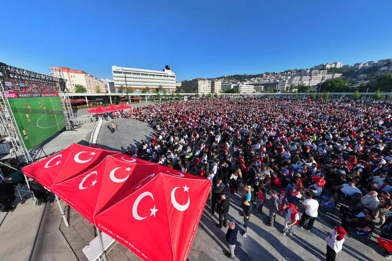 Kocaeli Milli İrade Meydanı'nda Milli Takım Heyecanı