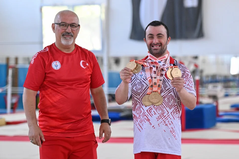 Down Sendromlu Milli Sporcu Alper Öztürk’ten Tarihi Başarı: Sofya’da 7 Altın Madalya