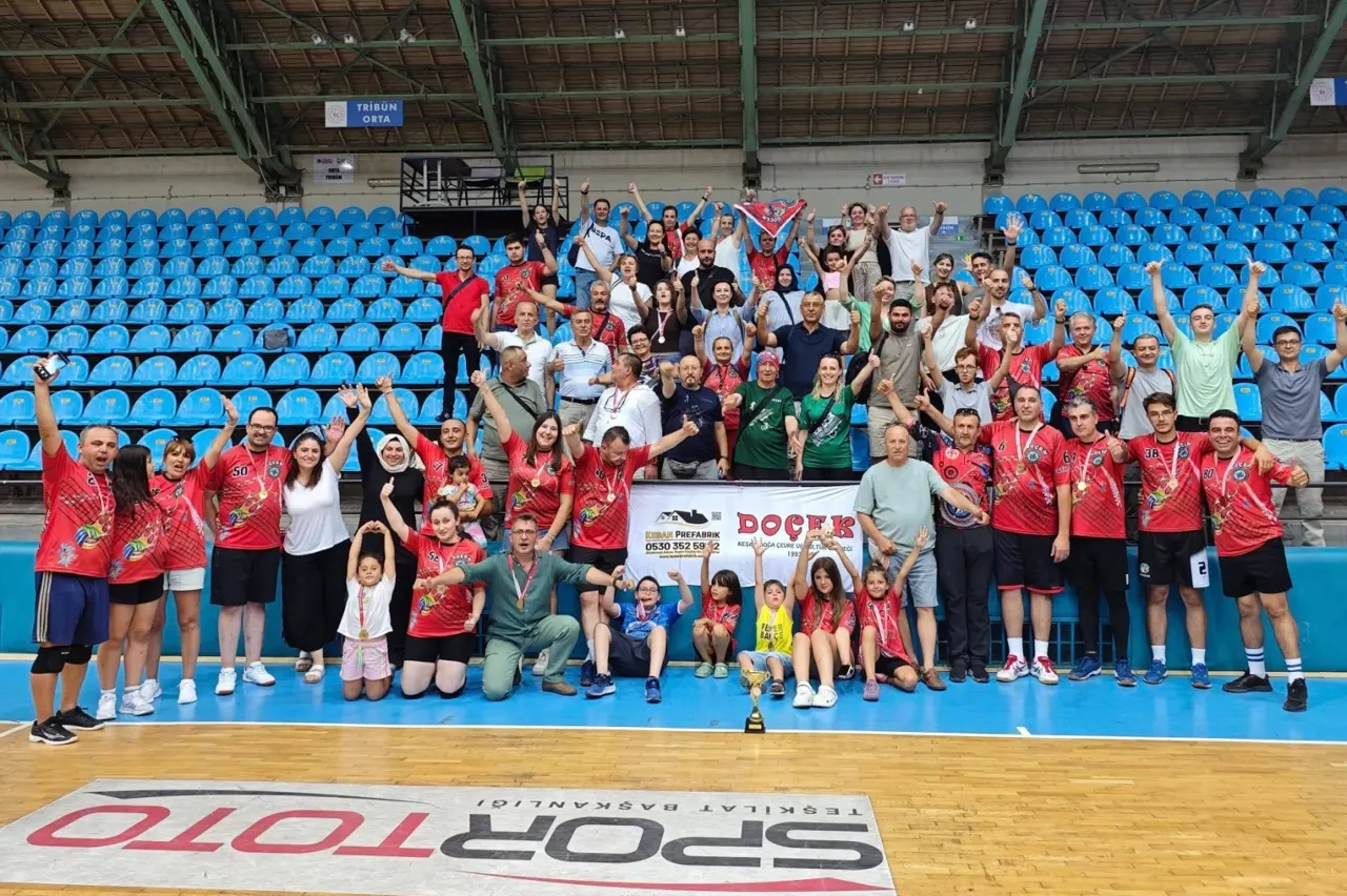 DOÇEK Voleybol Takımı Şampiyonluk Ünvanını Korumak İçin Sahada