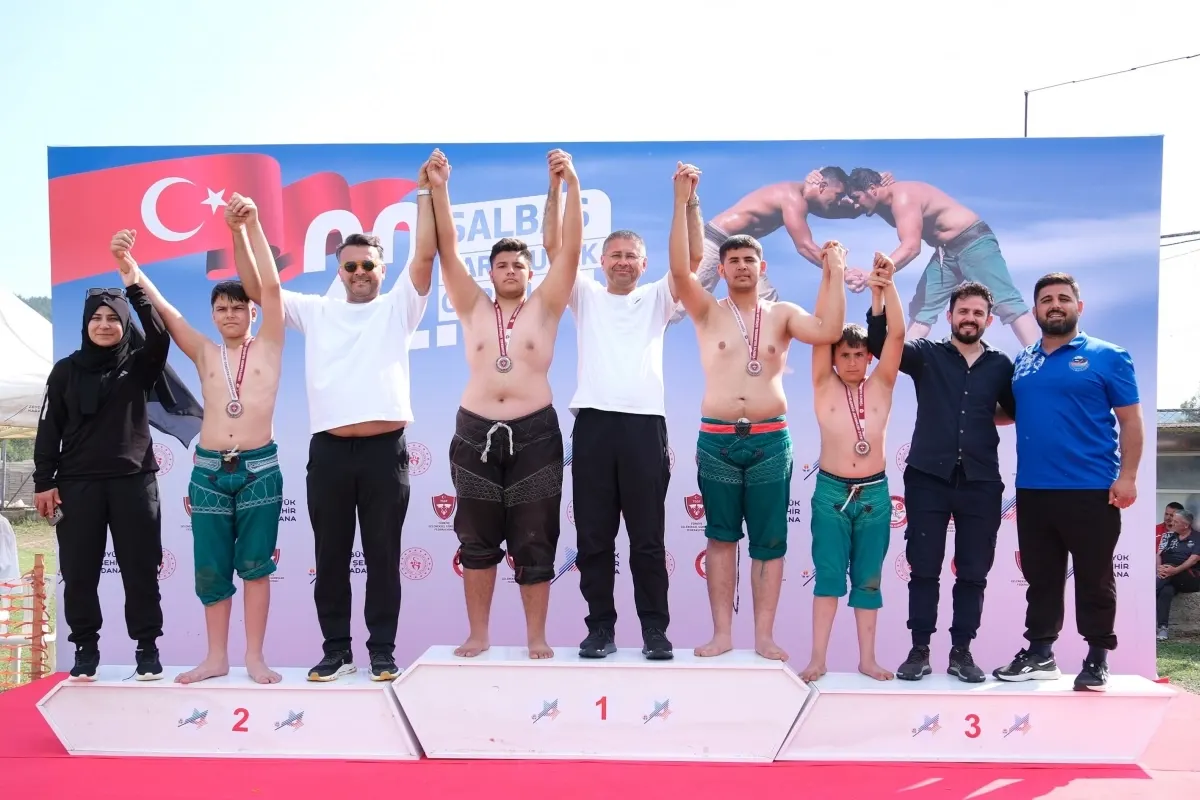 Adana'da 22. Geleneksel Salbaş Karakucak Güreşleri Düzenlendi