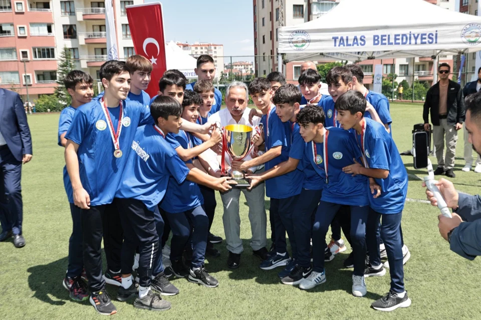 Talas Belediyesi Yaz Futbol Okulu ile Minik Sporcular Sahaya İniyor
