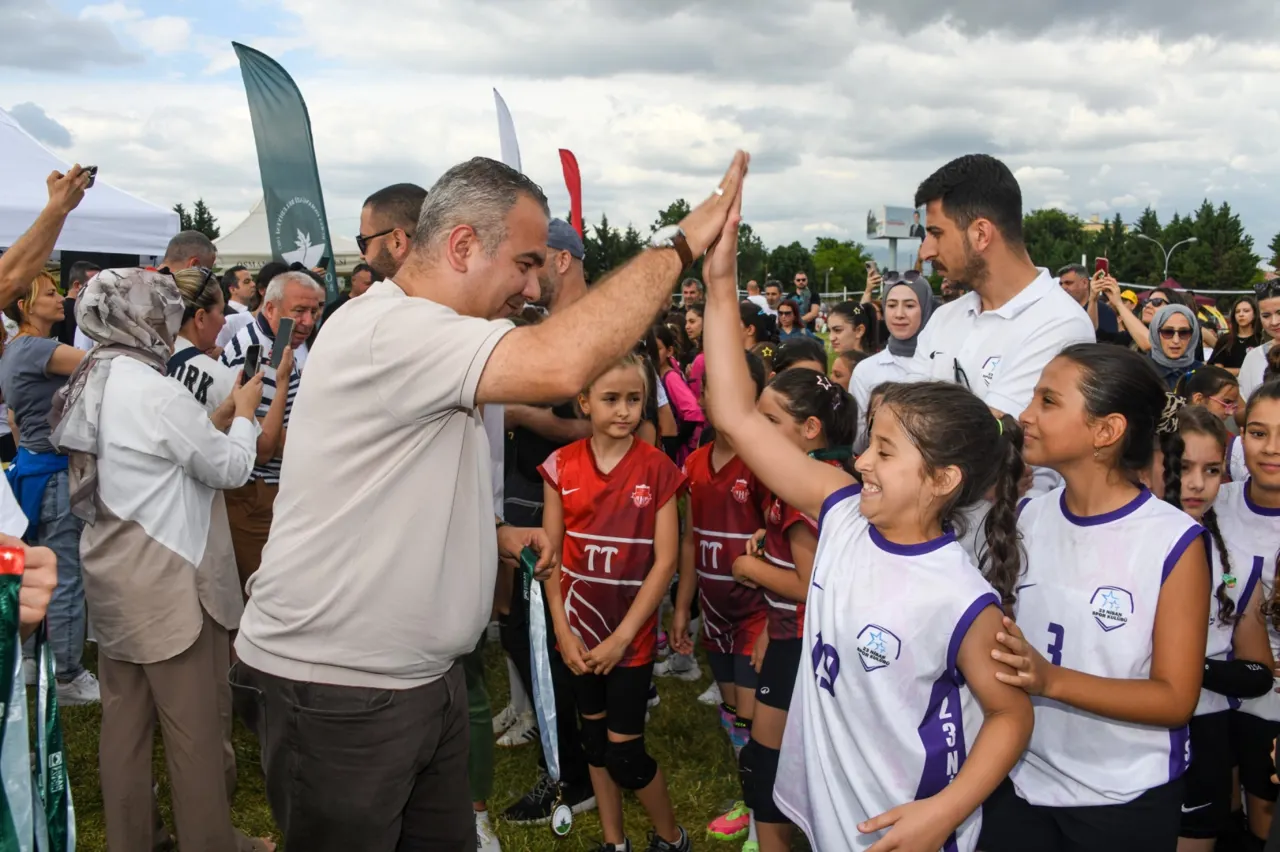 Osmangazi'de Mini Voleybol Şenliği Tamamlandı: 1500 Minik Sporcu Madalyalarını Aldı