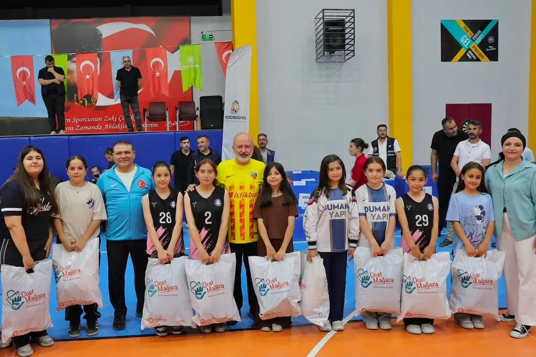 Vali ve Protokol, Öğrencilerle Voleybol Sahasında Buluştu