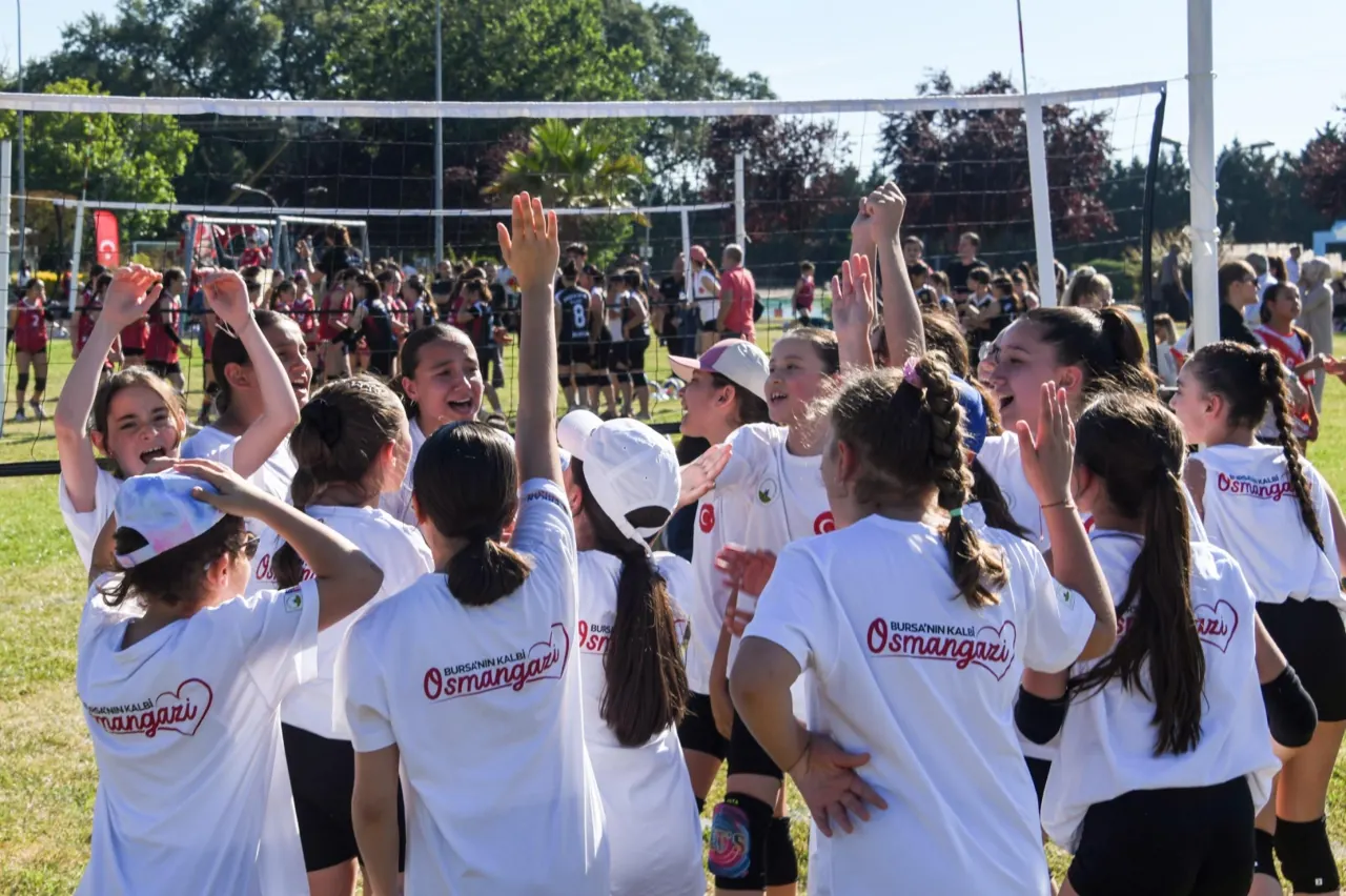 Osmangazi'de Mini Voleybol Şenliği Bin 300 Minik Sporcuyu Buluşturdu