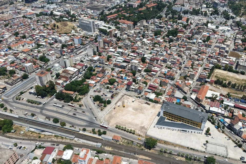 İzmir'de Tarihi Futbol Sahası Modern Spor Kompleksi Olarak Yeniden Hayat Buluyor