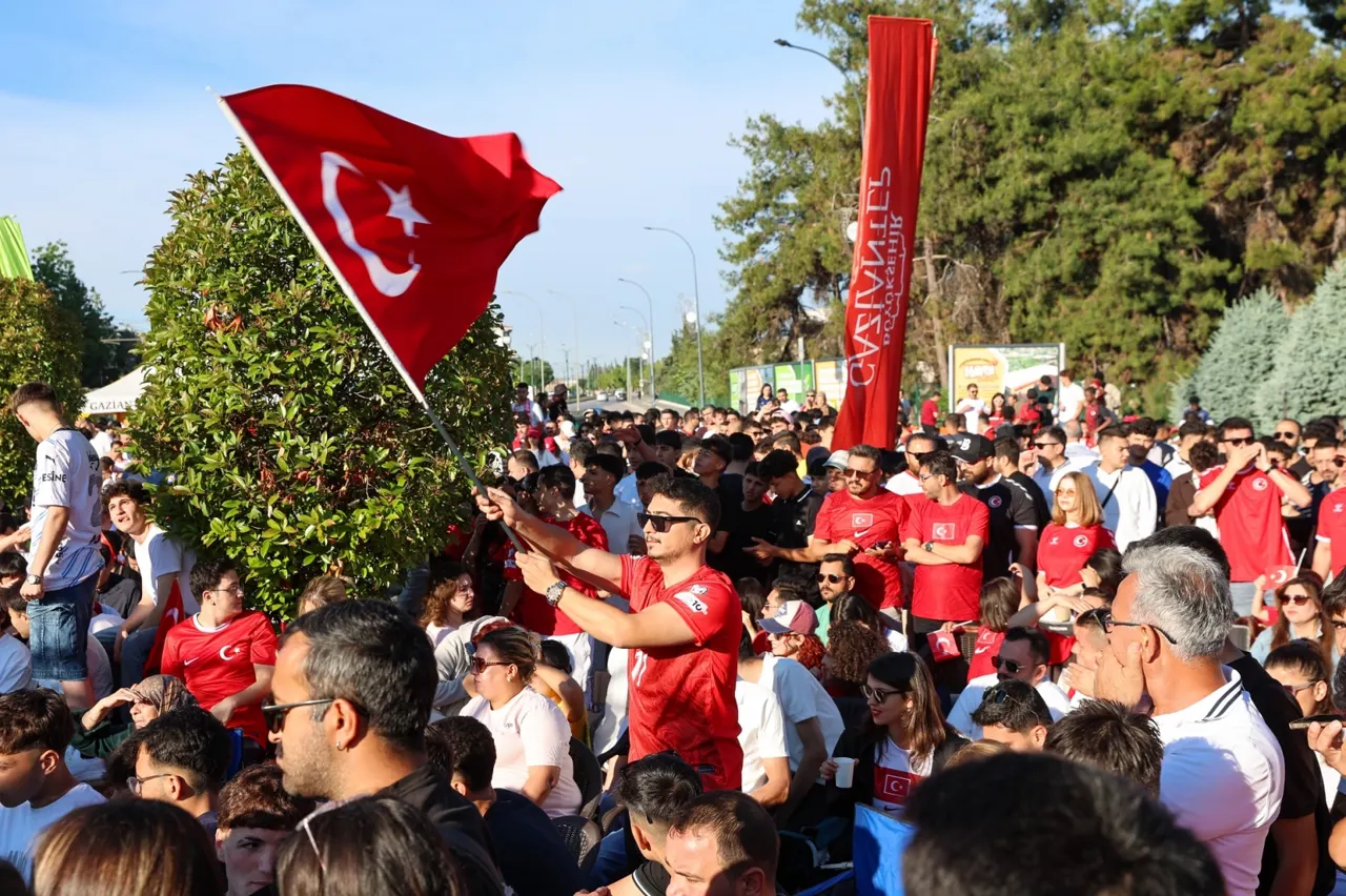 Milli Takım'ın Heyecanı Gaziantep Meydanında Yaşandı
