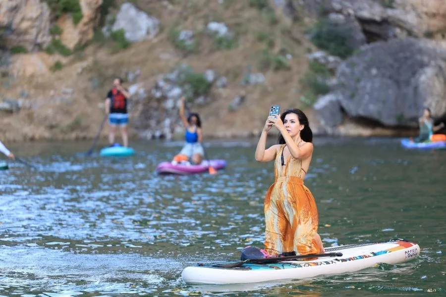 Takoran Vadisi, Su Sporcularının Yeni Gözdesi Oldu: Eşsiz Doğada Kürek Çekme Deneyimi