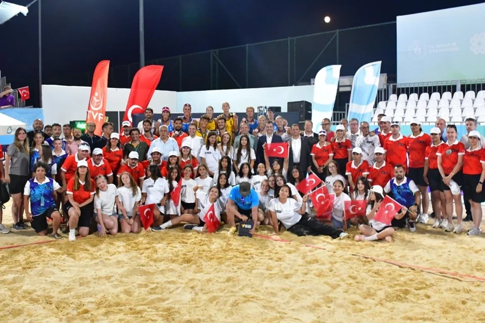 Ayvalık'ta Plaj Voleybolu Heyecanı Sona Erdi: Türkiye Erkeklerde İkinci Oldu