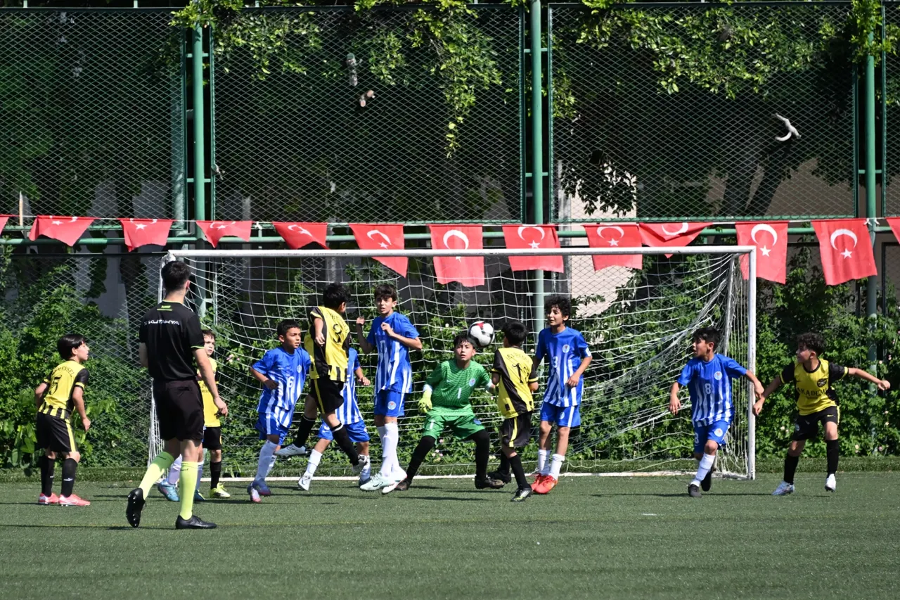 Mersin'de Çocuk Futbol Şenliği 3 Bin Minik Sporcuyu Sahaya İndirdi
