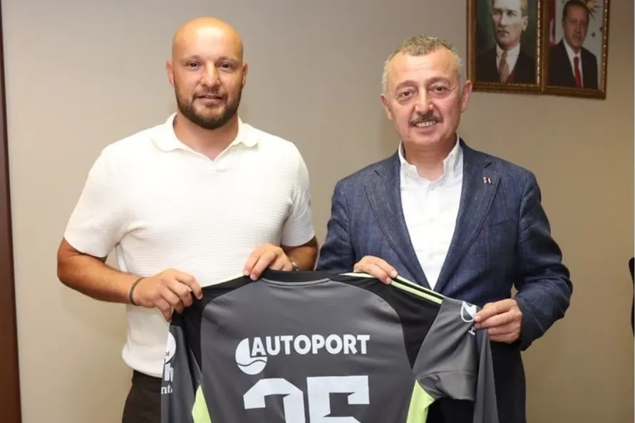Kocaelispor Kaptanı Gökhan Değirmenci'den Veda Ziyareti: Başkan Büyükakın'a Formasını Hediye Etti