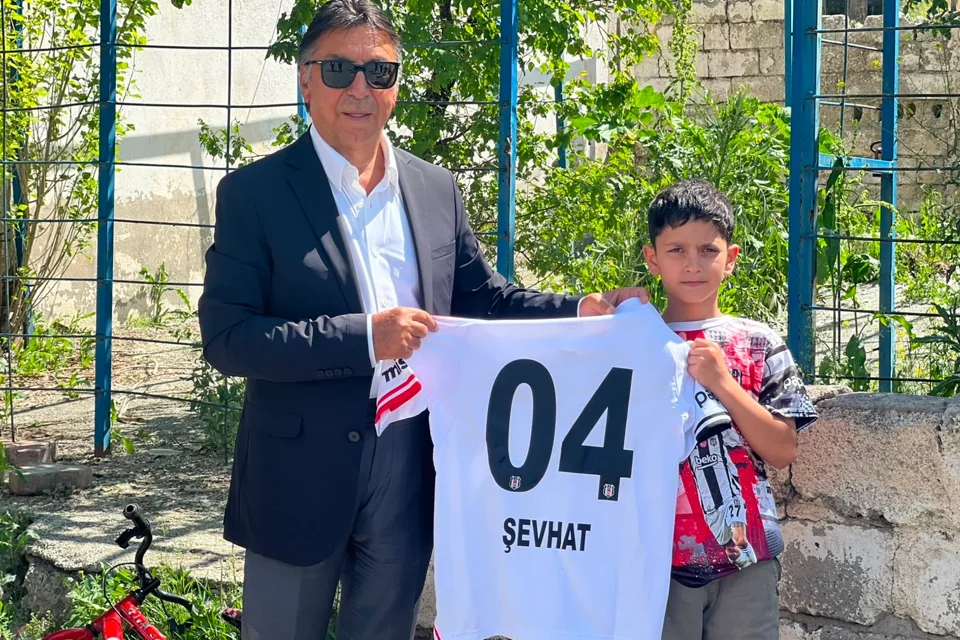Ağrılı Çocuğun Beşiktaş Forması Hayali Gerçek Oldu: Seyit Ateş Sözünü Tutmuştu
