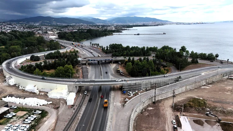 Başiskele Kavşağı Koridor Projesi'nde Köprü Kiriş Montajları Tamamlandı