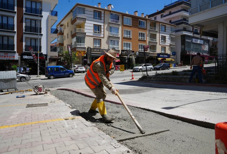Keçiören'de Kaldırımlar Yeniden Hayat Buluyor: Modern ve Dayanıklı Yapılar İnşa Ediliyor