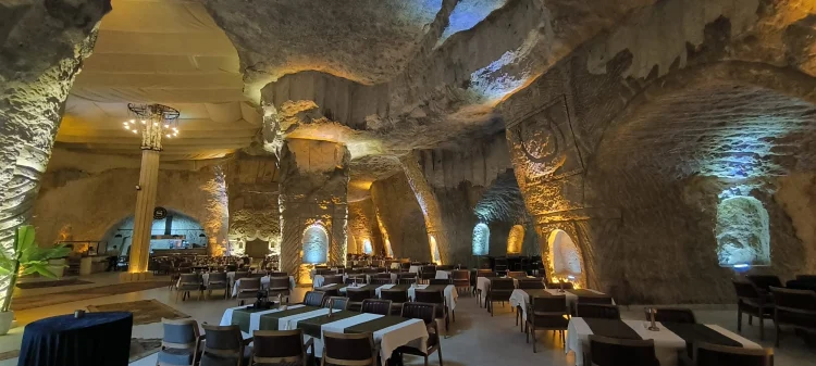 Mardin'de 15 Yıllık Emeğin Meyvesi: Kayalar Delindi, 400 Kişilik Dev Mağara Restoran Açıldı