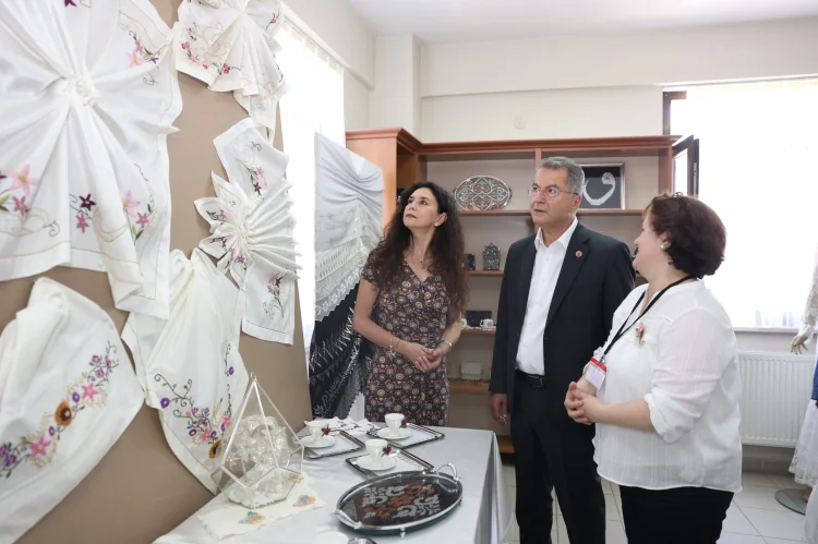 Osmangazi'de Kadın Üreticiler Göz Kamaştırdı: OSMEK Yıl Sonu Sergisi Büyük İlgi Gördü
