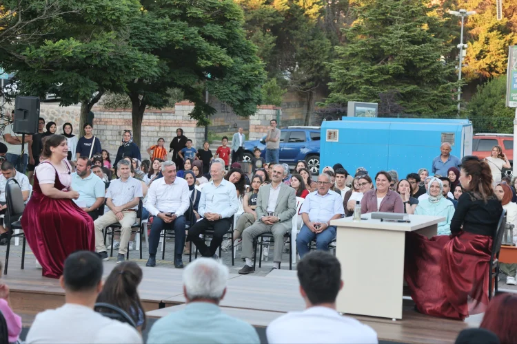 Çayırova'da Tiyatro Coşkusu: Kursiyerler Sahneledi, Sertifikalarını Aldı