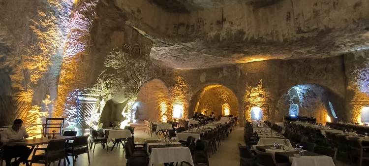 Mardin'de 15 Yıllık Emeğin Meyvesi: Kayalar Delindi, 400 Kişilik Dev Mağara Restoran Açıldı