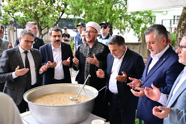 Başkan Yılmaz'dan Samanlı'da Hem Ziyaret Hem Aşure İkramı