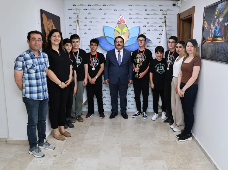 Özel Beşsekiz Ortaokulu Satranç Takımından İl Milli Eğitim'e Ziyaret: Türkiye İkinciliği Gururu