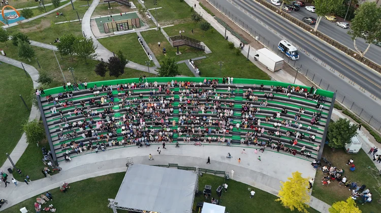 Sakarya'da 90'lar Rüzgarı: Nostaljik Konser Müzikseverlerle Buluştu