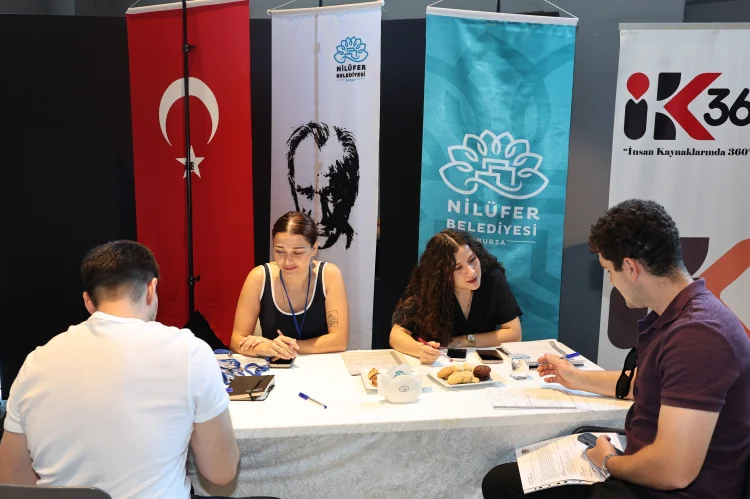 Nilüfer Belediyesi İstihdam Buluşması'nda İş Arayanlar ve İşverenler Bir Araya Geldi