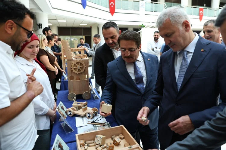 Sakarya'da Ahşaptan Hayata Genç Yetenekler Ödüllendirildi