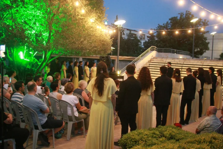 İzmir'de Geleneksel Konser Serisi Zeytin Ağaçları Altında Başladı