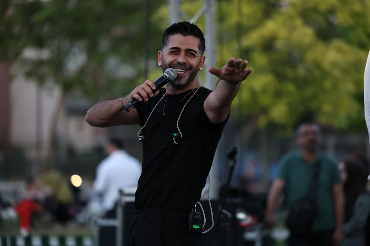 Sakarya'da 90'lar Rüzgarı: Nostaljik Konser Müzikseverlerle Buluştu