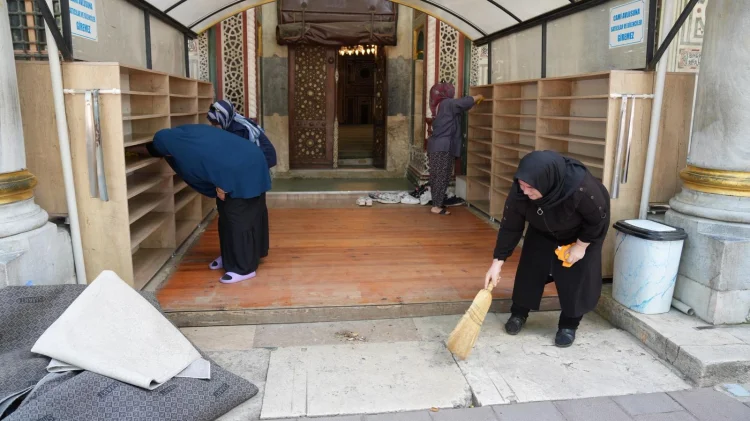 Kocaeli'nde Kadın Gönüllülerden Ortak Değerlere Hizmet: Cami Çevresi Güzelleştirildi