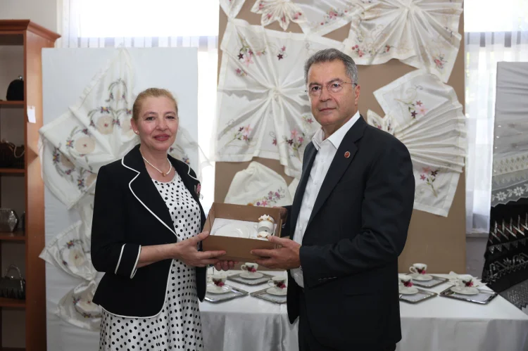 Osmangazi'de Kadın Üreticiler Göz Kamaştırdı: OSMEK Yıl Sonu Sergisi Büyük İlgi Gördü