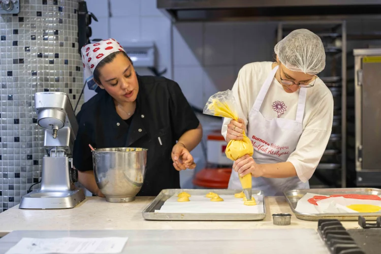 Bornova'da Mutfak Atölyeleri Renkleniyor: CreamPuff ve Falafel Roll Yapımı Öğrencilerden Tam Not Aldı