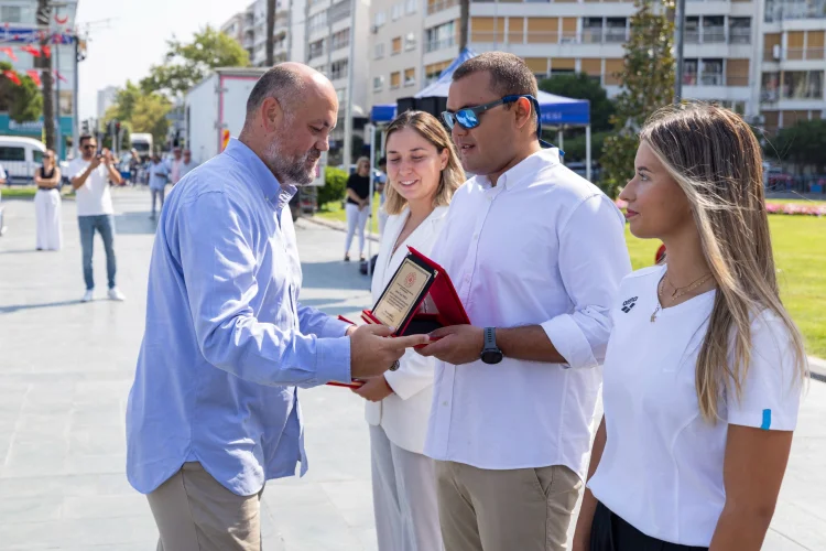 İzmir'de Kabotaj Bayramı Coşkusu: Denizcilik Başarıları Ödüllendirildi