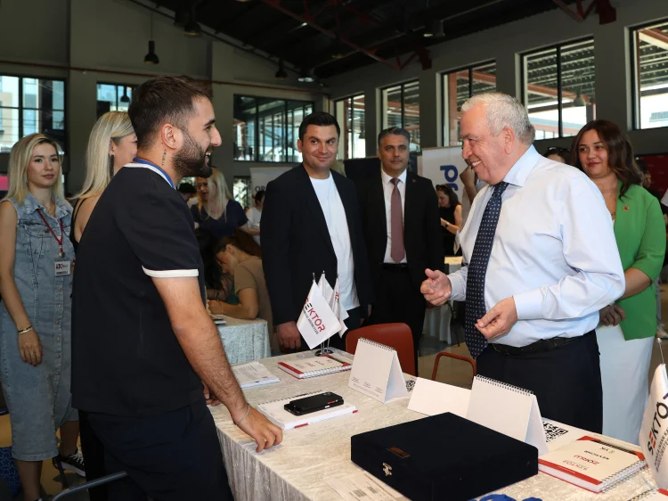 Nilüfer Belediyesi İstihdam Buluşması'nda İş Arayanlar ve İşverenler Bir Araya Geldi