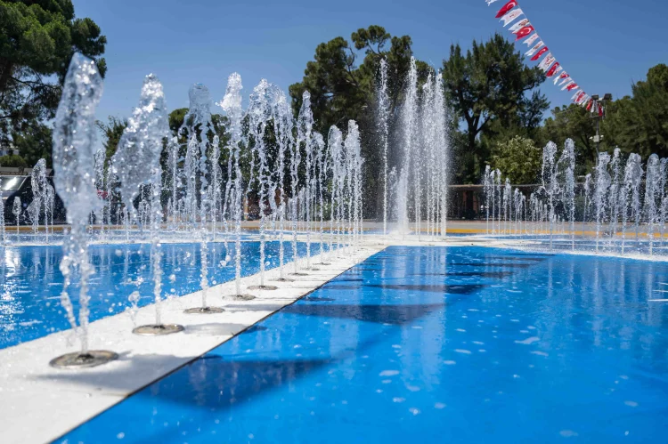 Bornova'da Büyükpark'ın Sembol Havuzu Yenilendi: "Kuzey Yıldızı" Mottosuyla Canlandı