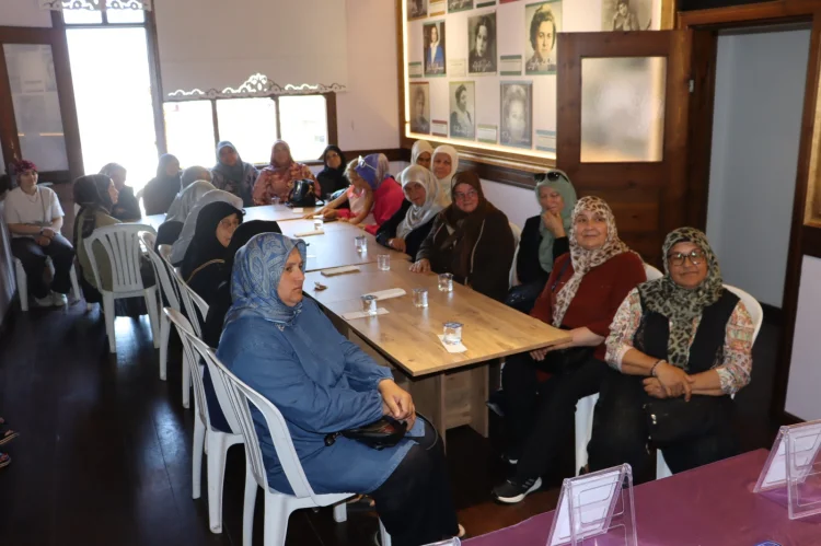İzmit'te Kadın Kadına Konak Buluşmaları Sürüyor: Bilgi ve Sosyalleşme İmkanı Sunuluyor