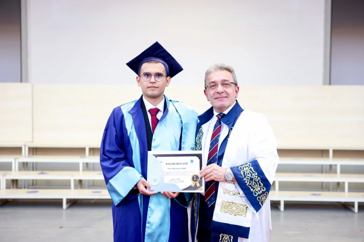 Genç Hukukçular Dokuz Eylül Üniversitesi'nde Yemin Ederek Mezun Oldu