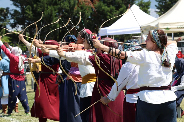 Bursa'da Ata Sporları Şöleni: 500 Sporcu Okçuluk ve Karakucak Güreşlerinde Yarıştı
